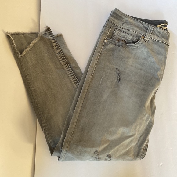 Seven7 | Ankle Skinny Derstroyed/ Embroidered Jeans w/ Shark bite hem - Picture 4 of 12